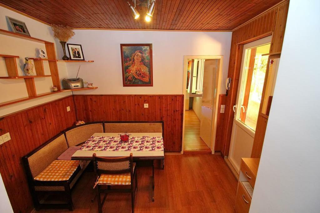 Apartmans And Rooms Dunjini Dvori Korčula Exterior foto